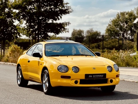 Toyota Celica garée en extérieur