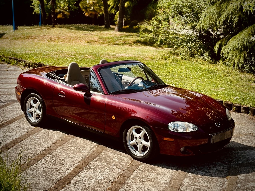 Mazda MX5 garée en extérieur