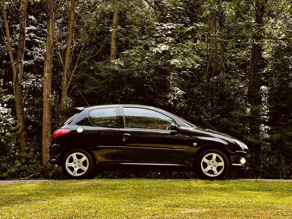 Peugeot 206 garée en extérieur