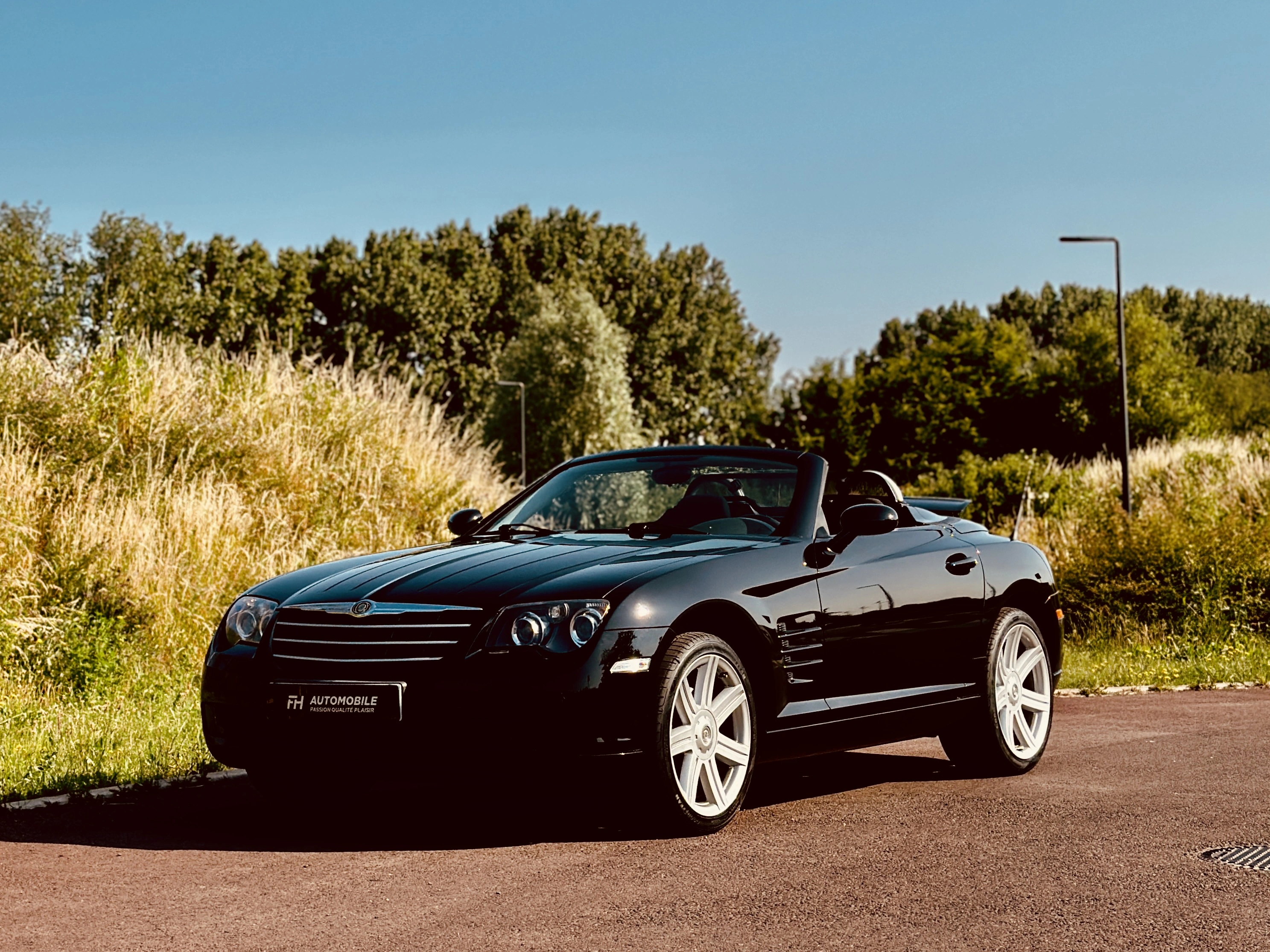 Chrysler Crossfire garée en extérieur