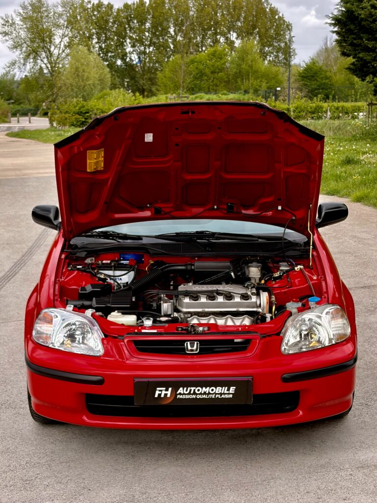 Vue sur une voiture capot moteur ouvert.