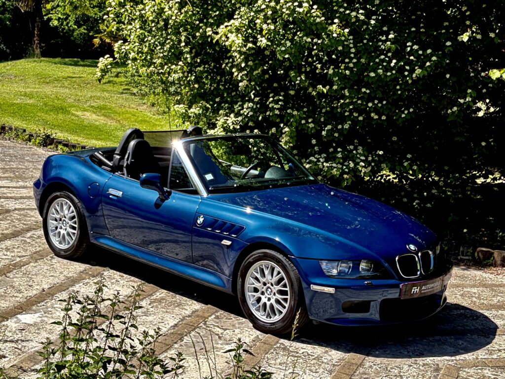 BMW Z3 bleue garée en extérieur