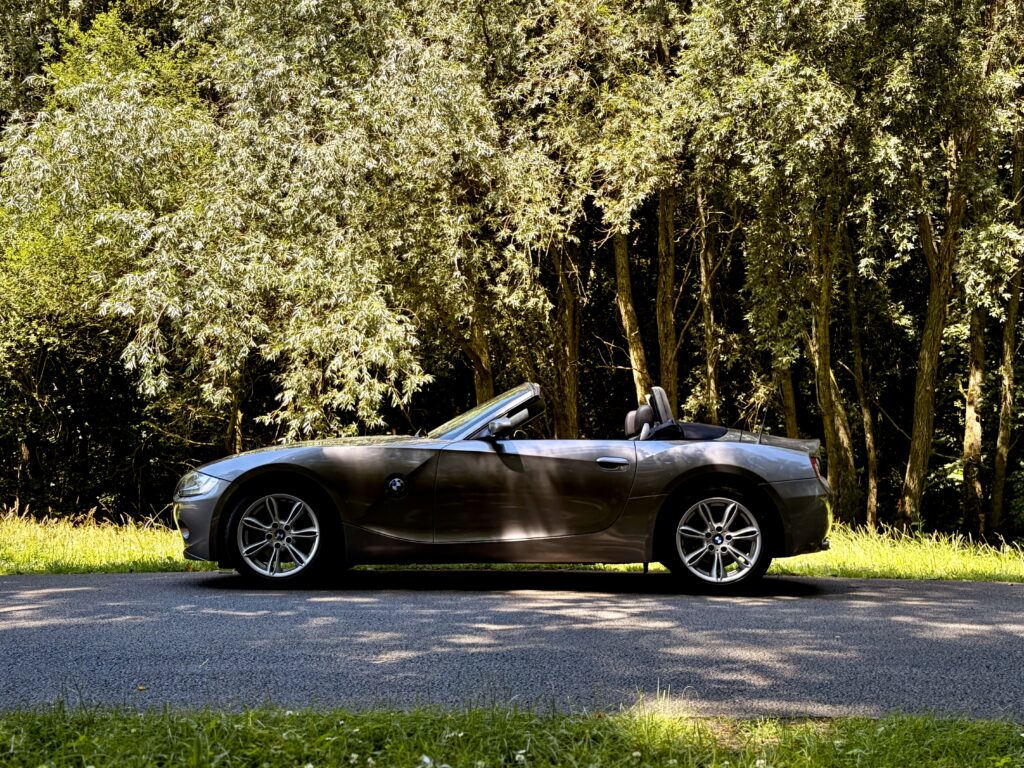 BMW Z4 grise garée en extérieur